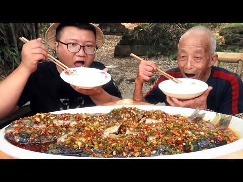 三斤鲫鱼，清蒸后凉拌，汤汁四溢，满嘴流油，巴适！【美食米阿米】