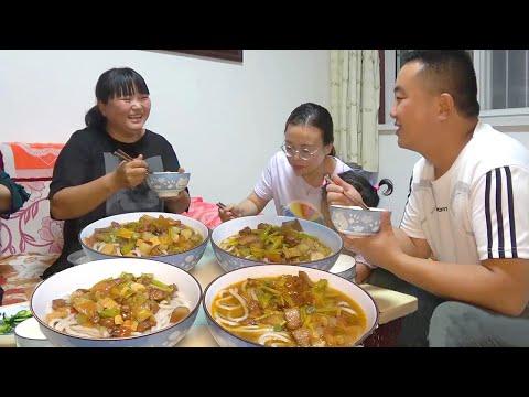 【陕北霞姐】霞姐一家去做客，吃家常“猪肉荞面饸饹”，劲道爽滑，蔬菜盖面猛香了！