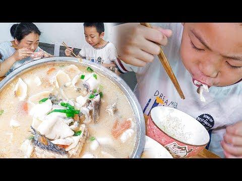 婆婆回來了，媳婦上街買烏魚煮湯，一次煮一大鍋 | Black fish soup, boil a large pot, delicious