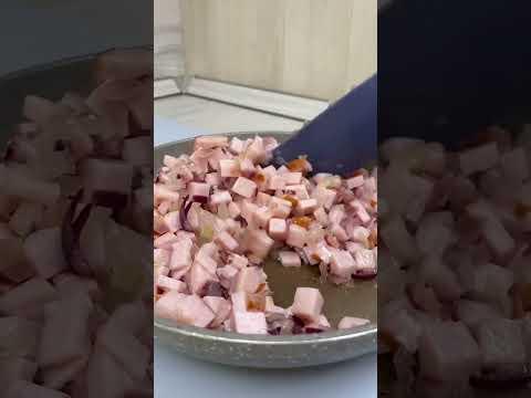 Оливье это безусловная классика,но вы попробуйте этот салат!Он такой вкусный,все потребуют рецепт