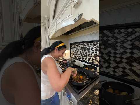 Keemokazi‘s mom cooks Mexican food 