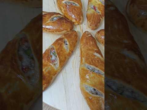 Булочки с мясом испёк для семьи